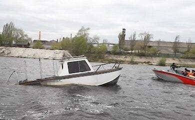 В Киеве у Южного моста обнаружили полузатонувший катер