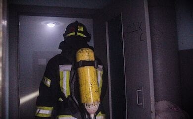 Пожар в многоэтажке на проспекте Науки в Киеве: людей эвакуировали