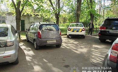 В Киеве на Лесном массиве мужчина набросился с ножом на двоих человек