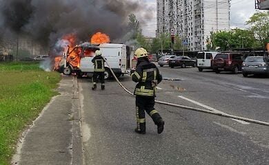 У Києві на Оболоні на ходу загорівся мікроавтобус
