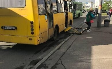 В Киеве у маршрутки на ходу отвалилась дверь
