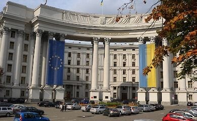 Українські дипломати вивозять із зони конфлікту понад 100 українців