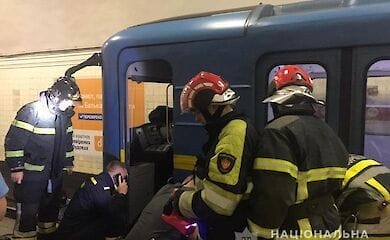 Хлопець, який потрапив під потяг на Арсенальній, вижив
