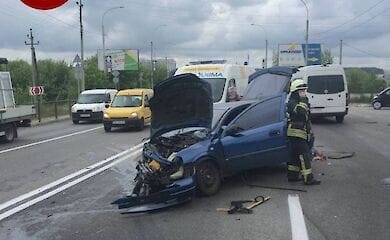 Под Киевом серьезное ДТП с участием трех авто