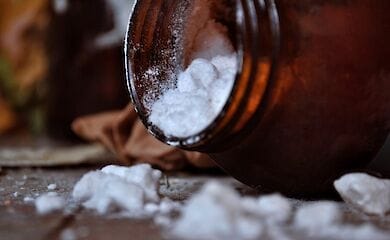 Сльозогінний газ і наручники: в Києві затримали чоловіка з наркотиками