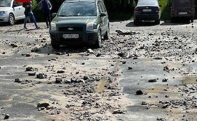 В Киеве в Голосеевском районе посреди улицы появился фонтан