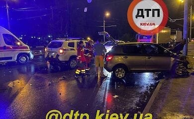 В Киеве пьяный водитель протаранил грузовик