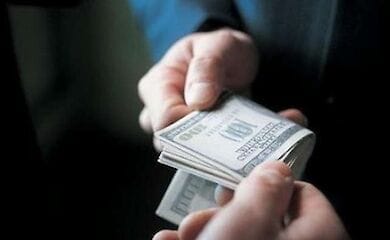 В Киеве исполнитель получил тюремный срок за взятку