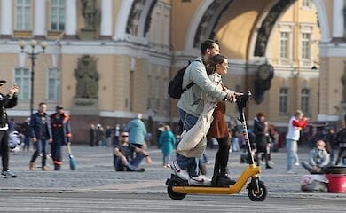 Парень проломил себе череп, катаясь на электросамокате