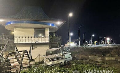 В Черкасской области автомобиль с ребенком в салоне врезался в пост полиции