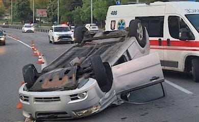 В Киеве пьяный водитель устроил ДТП с опрокидыванием