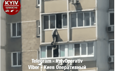 В Киеве спасли мужчину, который пытался выпрыгнуть из окна