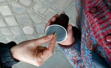 В Киеве будут судить женщину, которая заставляла свою дочь попрошайничать