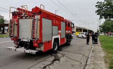 У Києві на Троєщині горів тролейбус: є жертви