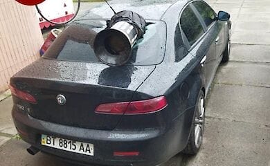 В Киеве на Оболони массово побили авто