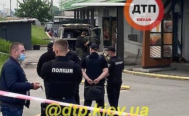 Евакуюють відвідувачів: в Києві в кафе знайшли вибухівку