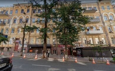 В Киеве в центре города обрушился балкон пятиэтажки