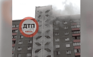 В Киеве загорелся многоэтажный жилой дом