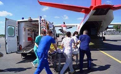 Трирічну дівчинку з важким ураженням легень перевезли в лікарню Києва із Запоріжжя