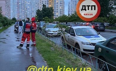 В Киеве на Позняках из окна выпал мужчина