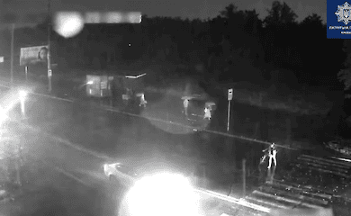 У Києві під час зливи автомобіль збив пішохода на зебрі