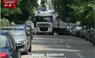 У Києві на вулиці застрягла вантажівка