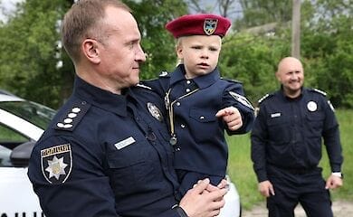 Двухлетнего мальчика, который потерялся в лесу под Киевом, приняли в ряды полиции