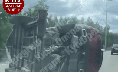 В Киеве у автомобиля на ходу отвалился прицеп