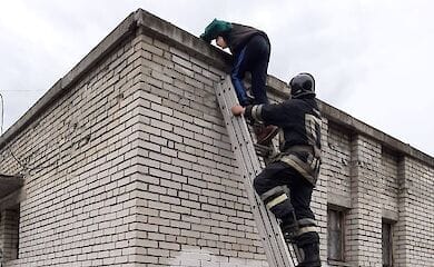 В Белой Церкви парень вылез на крышу дома, а спуститься не смог