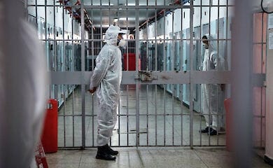 Индийские заключенные считают, что находиться в тюрьме сейчас безопаснее