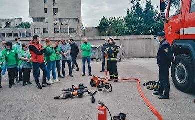 В Киеве спасатели учили жителей города тушить пожар