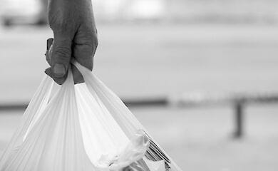 В Украине запретят использовать пакеты: спасет ли это экологию