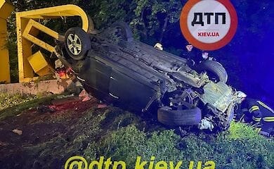 На Бориспільській трасі авто влетіло в стелу Києва, є постраждалі