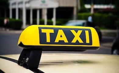 У Києві таксист обматюкав і забризкав балончиком пасажирку з дитиною