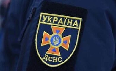 В Киеве ребенок застрял в металлическом заборе