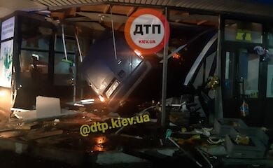 Под Киевом авто влетело в цветочный киоск