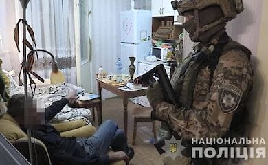 Мужчина разбил окно в квартире и проник внутрь