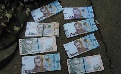 Киевлянин в обмен на 20 тысяч долларов получил сувенирные гривны