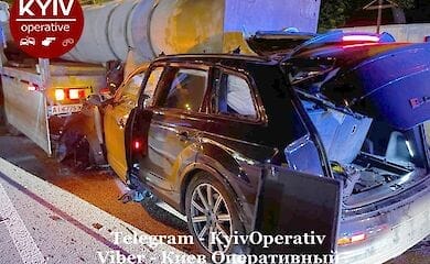 На столичной Окружной внедорожник залетел под фуру, водитель в тяжелом состоянии