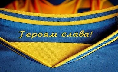УЕФА обязала Украину убрать со своей новой формы патриотический слоган