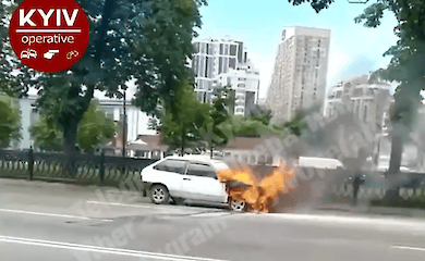 У центрі Києва на ходу загорівся автомобіль