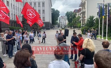 Под ОП проходит акция против продажи земли.