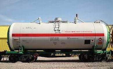 В Киеве возле Южного моста из цистерны фуры вытекает газ