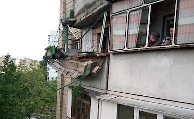 Хотел клубники: из-за увлечения киевлянина рухнул балкон