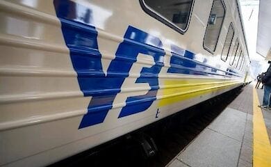 В поезде Укрзализныци упал с полки и умер молодой пассажир