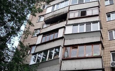 В Киеве на Харьковском массиве обвалился балкон