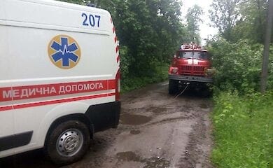 Под Киевом на размытой дождем дороге застряла скорая, ехавшая к пациенту