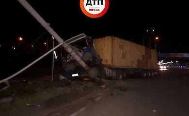 В столице фура влетела в электроопору