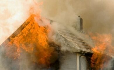 У Чернігівській області від удару блискавки згорів житловий будинок
