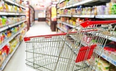 В Киеве пенсионерка, просившая милостыню, уехала из супермаркета на такси